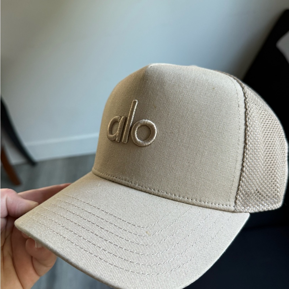 ALO Yoga Beige tan trucker hat